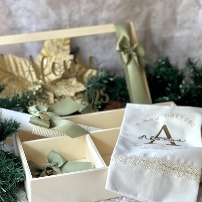Caixa de madeira com decoração de batismo e guardanapo personalizado
