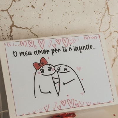Cartão branco com ilustração de casal e texto romântico em português