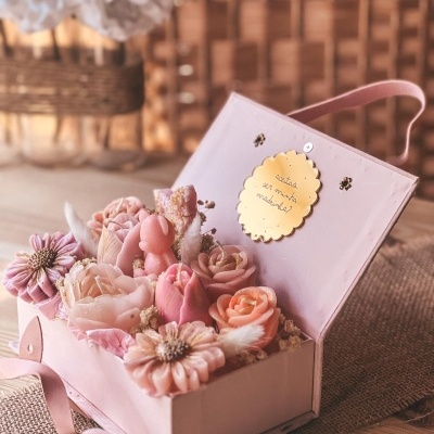 Caixa rosa com flores artificiais e mensagem para madrinha