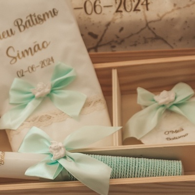 Conjunto de batismo com toalha branca, vela, certificado e caixa de madeira
