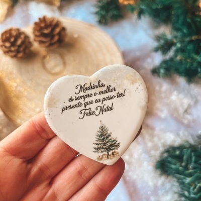 Ornamento de coração branco com mensagem de Natal em cerâmica