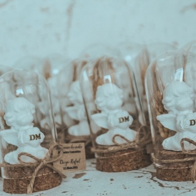 Anjos decorativos brancos em cúpulas de vidro com base de cortiça e etiquetas penduradas