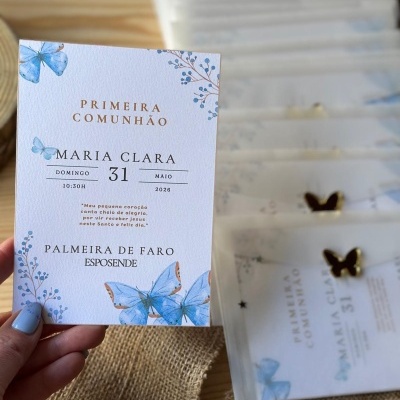 Convite para Primeira Comunhão com borboletas azuis e texto em castanho e preto