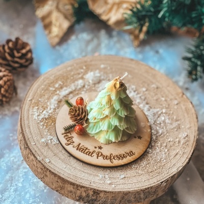 Vela árvore de Natal verde com base em madeira e gravação 'Feliz Natal Professora'
