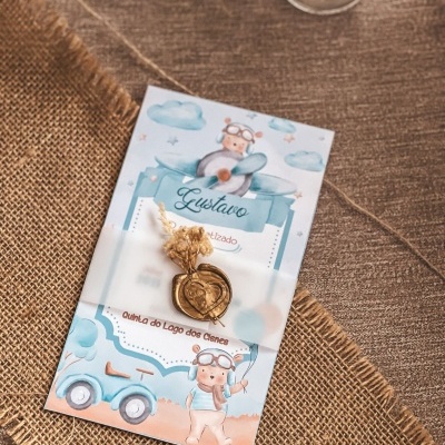Convite de batizado decorado com ursinho e selo dourado
