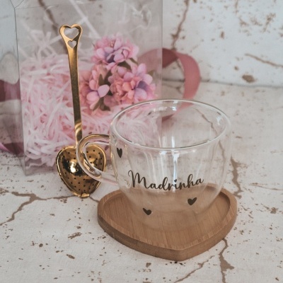 Conjunto chávena com base de madeira e colher dourada em formato de coração