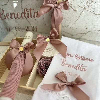Kit para batismo com vela, toalha bordada, caixa de madeira decorada e texto personalizado