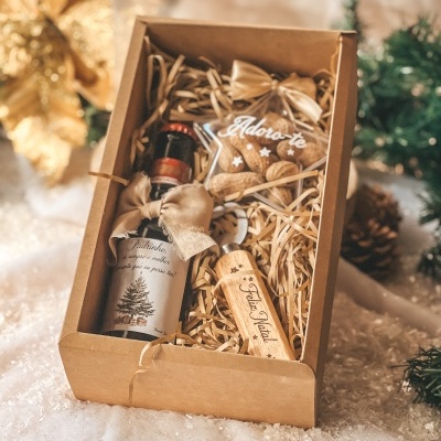 Caixa de presente de Natal com garrafa, abridor e amendoins em saco estrela