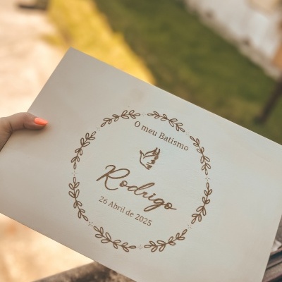 Convite de batismo branco com texto e decoração de pomba e ramos