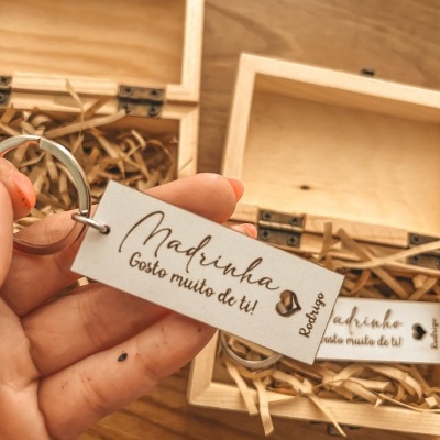Porta-chaves de madeira gravado com texto para madrinha, em caixa de madeira
