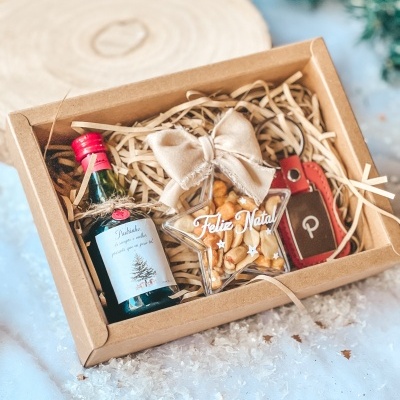 Caixa de presente com mini garrafa, enfeite de estrela com frutos secos e chaveiro vermelho