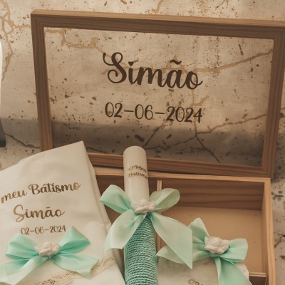 Conjunto de batismo com toalha branca, vela decorada e caixa de madeira com tampa de vidro