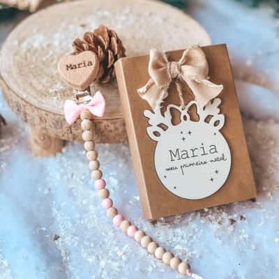 Prendedor de chupeta com nome Maria e caixa decorada 'Maria meu primeiro natal'