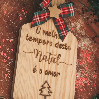 Tábuas de madeira decorativas com gravação natalícia e laço xadrez vermelho e verde