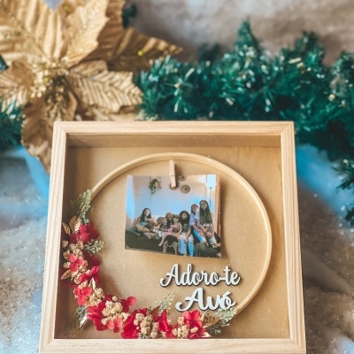 Moldura decorativa de madeira com flores secas e texto 'Adoro-te Avó' e foto presa