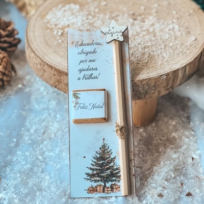 Marcador de livro azul natalício com lápis de madeira e chocolate