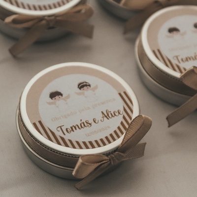 Lata redonda metálica decorada com ilustração e laço castanho