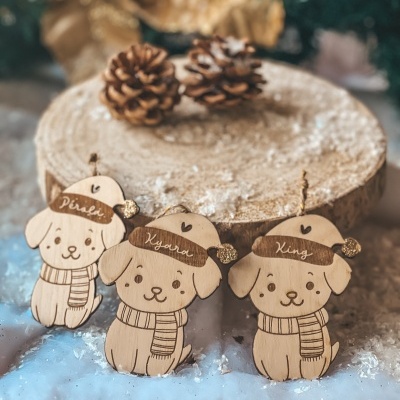 Ornamentos de madeira com cães de natal e nomes escritos
