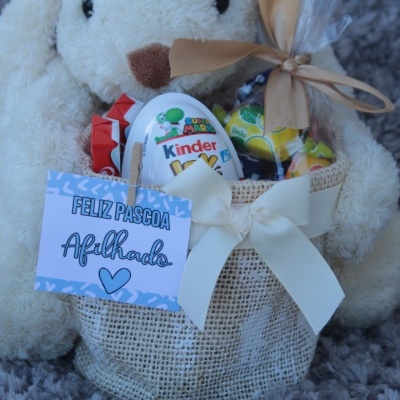 Coelha de peluche com cesto de pascoa com chocolate Kinder Ovo e cartão azul