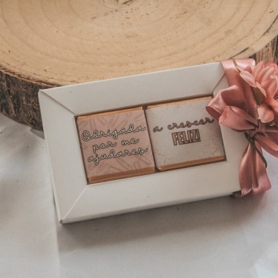caixa branca com chocolates gravados e decoração floral rosa