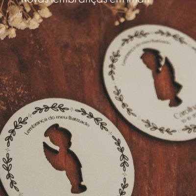 Ímans redondos brancos com recorte de anjo, texto de batizado e decoração de folhas