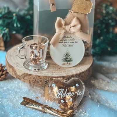 Conjunto de presente Natal com caneca de vidro, saco azul, ornamento branco e caixa coração transparente