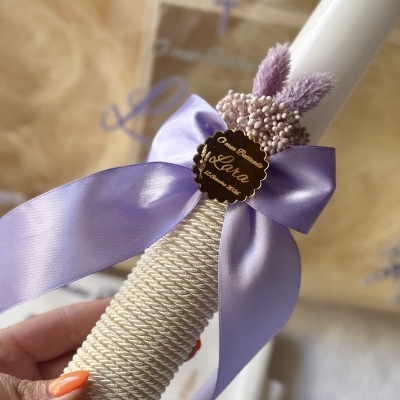 Vela decorativa branca com corda bege e laço lilás
