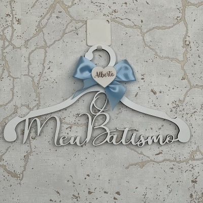 Cabide branco com laço azul e texto O Meu Batismo