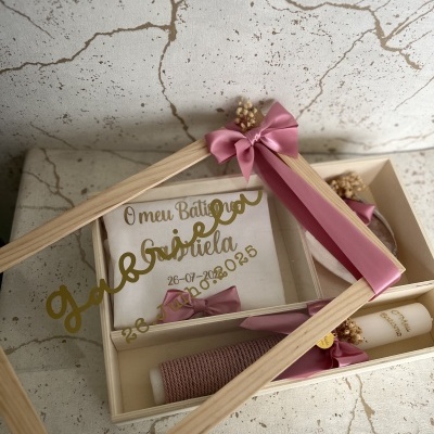 Conjunto de batizado em caixa de madeira com laço rosa, fralda bordada e vela decorada