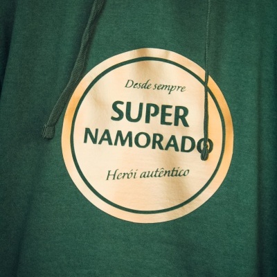 Sweatshirt verde escuro com estampa circular bege e texto verde