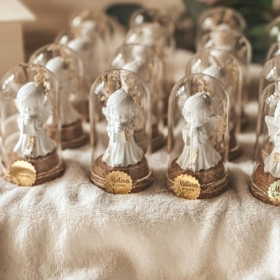 Figuras decorativas brancas em cúpulas de vidro com base de cortiça
