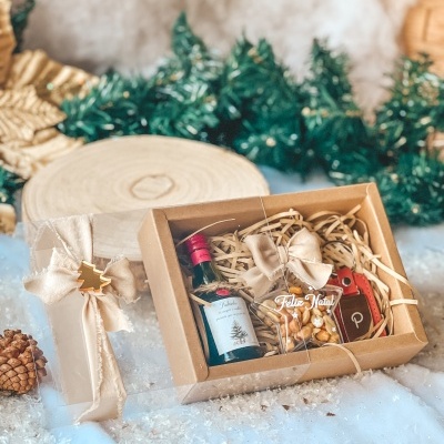 Caixa de presente de Natal com mini garrafa, embalagem com frutos secos e acessório em couro vermelho