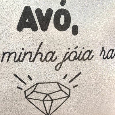 Tecido com texto 'Avó, minha jóia ra' e desenho de diamante em preto.