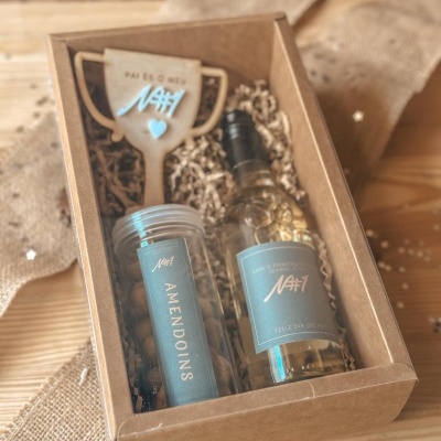 Caixa de presente com garrafa, amendoins e troféu decorativo para o Dia do Pai