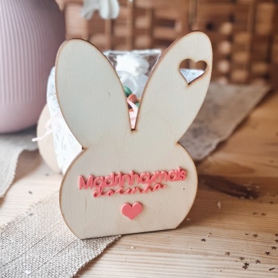 Adorno de madeira em forma de coelho com texto cor-de-rosa Madrinhomaís do coelho