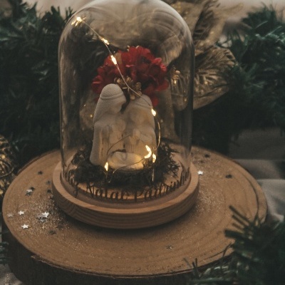 Globo de vidro com anjo decorativo e luzes LED