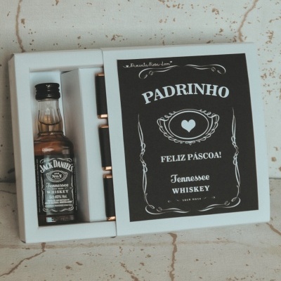 Conjunto de mini garrafa de Jack Daniel's Tennessee Whiskey e embalagem preta com texto para padrinho