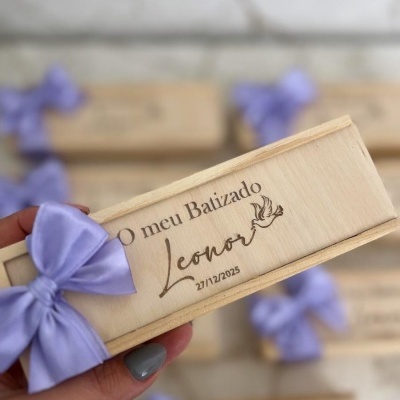 Caixa de madeira decorada para batizado com fita roxa e gravação personalizada.