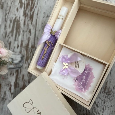 Conjunto de vela e sabonete em caixa de madeira com decoração lilás e borboleta dourada