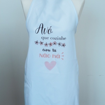 Avental branco com texto e flores, em manequim contra parede azul