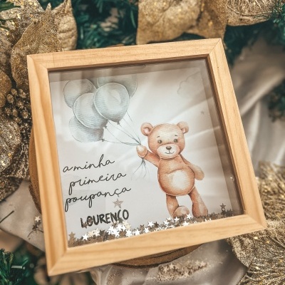 Caixa de madeira com urso e balões azul