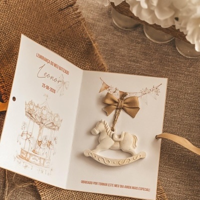 https://www.pimentarosalove.com/product/lembranca-cavalinho-tema-carrossel