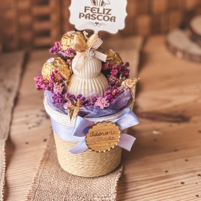 Cesta decorativa de Páscoa com vela coelho, bombons dourados e flores secas