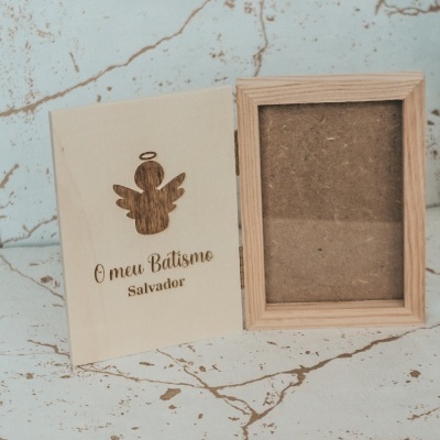 Moldura de madeira clara com capa gravada 