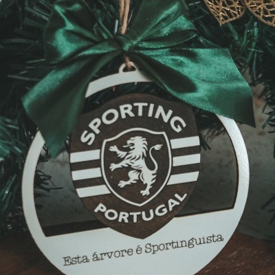 Enfeite de Natal redondo em madeira com laço verde e logo do Sporting Portugal