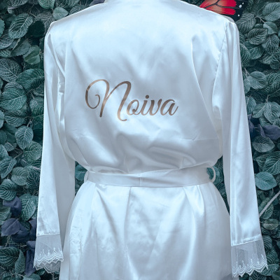 Robe branco de cetim com palavra Noiva nas costas