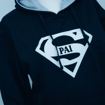 Sweatshirt preta com capuz cinza e estampa branca símbolo Superman com a palavra PAI no peito