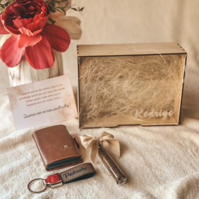 Conjunto de presente com caixa de cartão, porta-cartões, porta-chaves, caneta com laço e cartão com texto em português