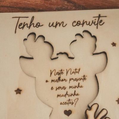Convite em madeira clara gravado a laser com mensagem de convite de Natal para madrinha