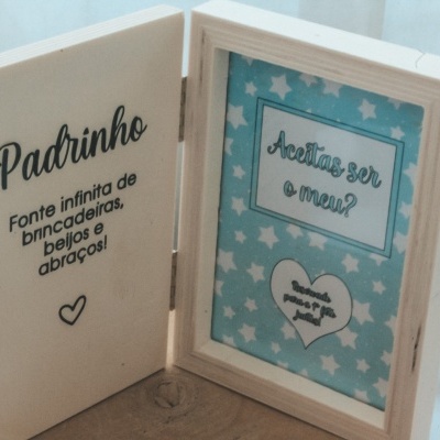 Porta-fotos de madeira em formato de livro com texto em português para padrinho e convite.